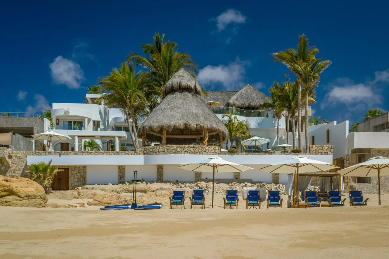 Fachada frente a la playa y palapa de Casa Las Salinas
