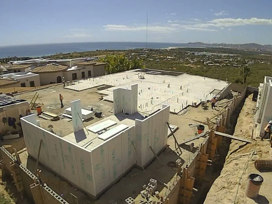 Fotograma de cámara de lapso de tiempo de obra — losa de cimentación y primeros muros, proyecto Querencia