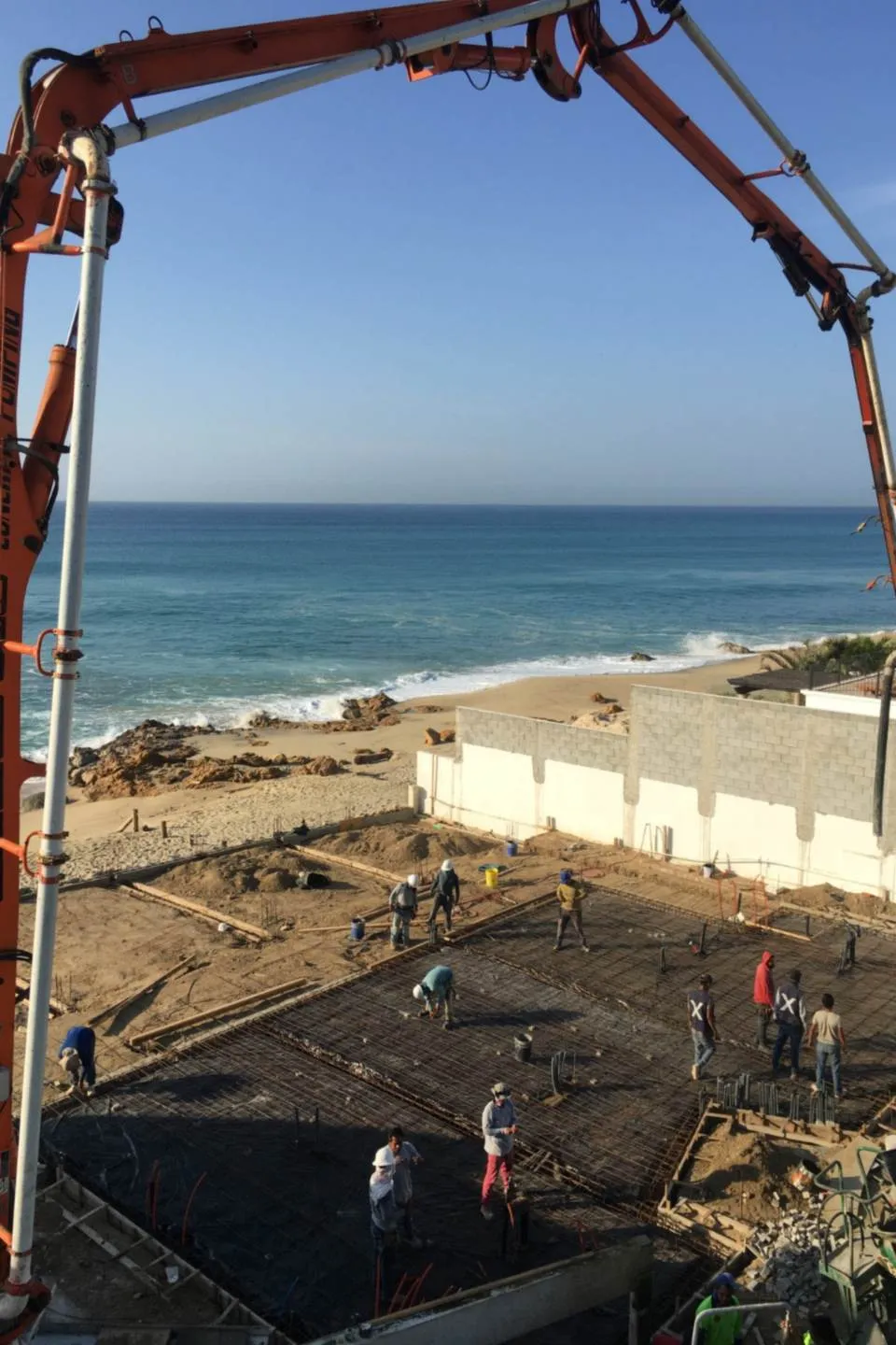 Bomba de concreto colocando la losa de cimentación, vista al mar, proyecto El Encanto