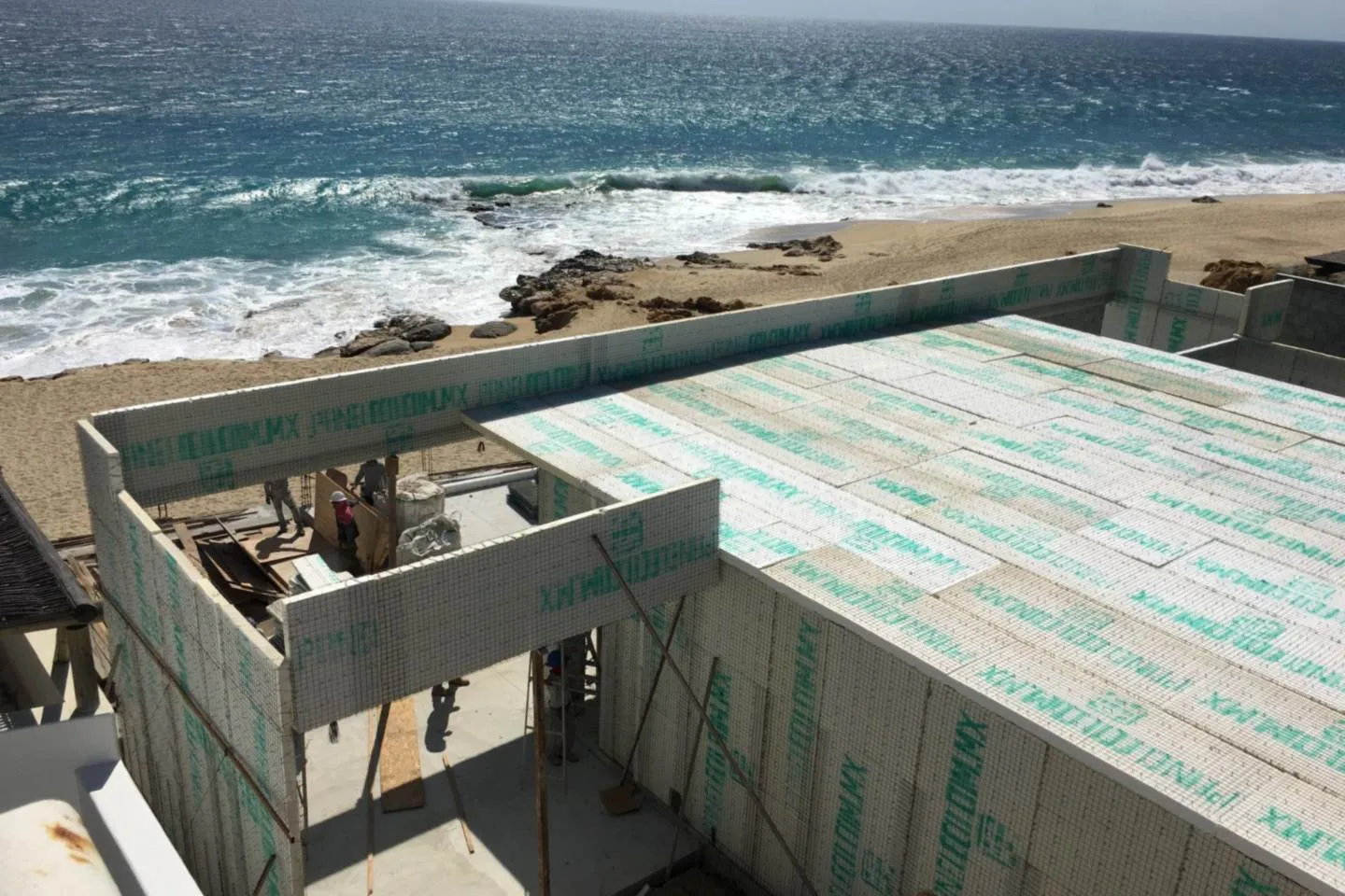 Paneles de muro ICF en construcción, con el mar de fondo, proyecto El Encanto