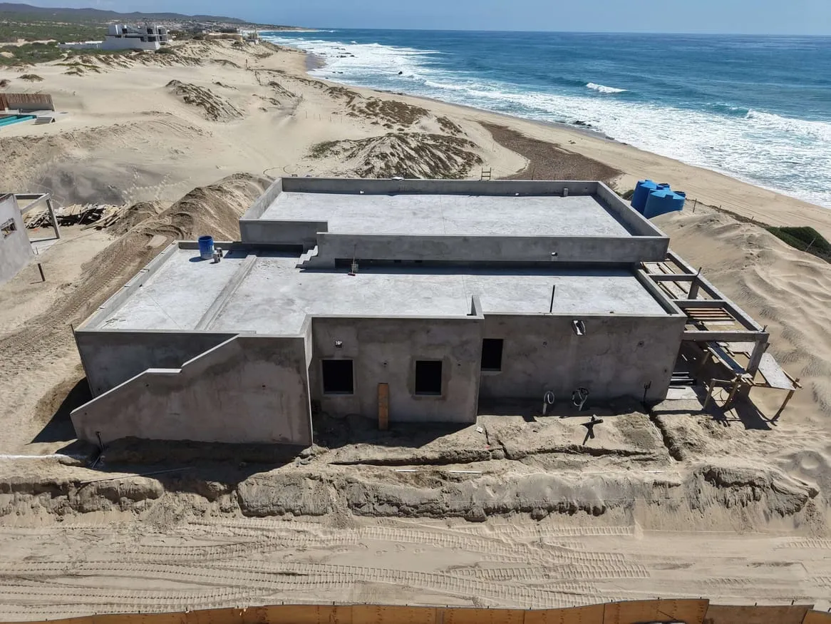 Avance de construcción junto al mar en Bahía San Luis