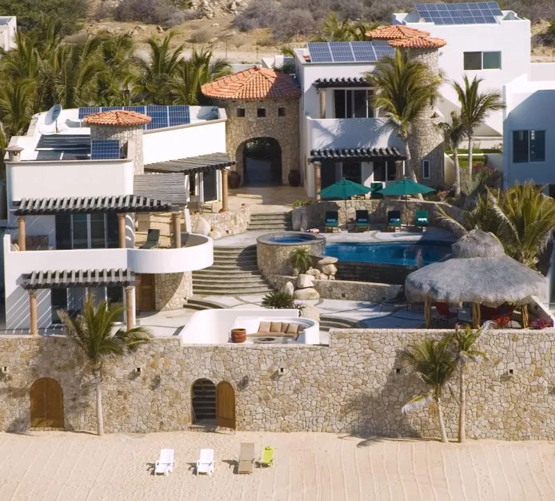 Vista aérea de Casa Walker frente a la playa en El Encanto de la Laguna