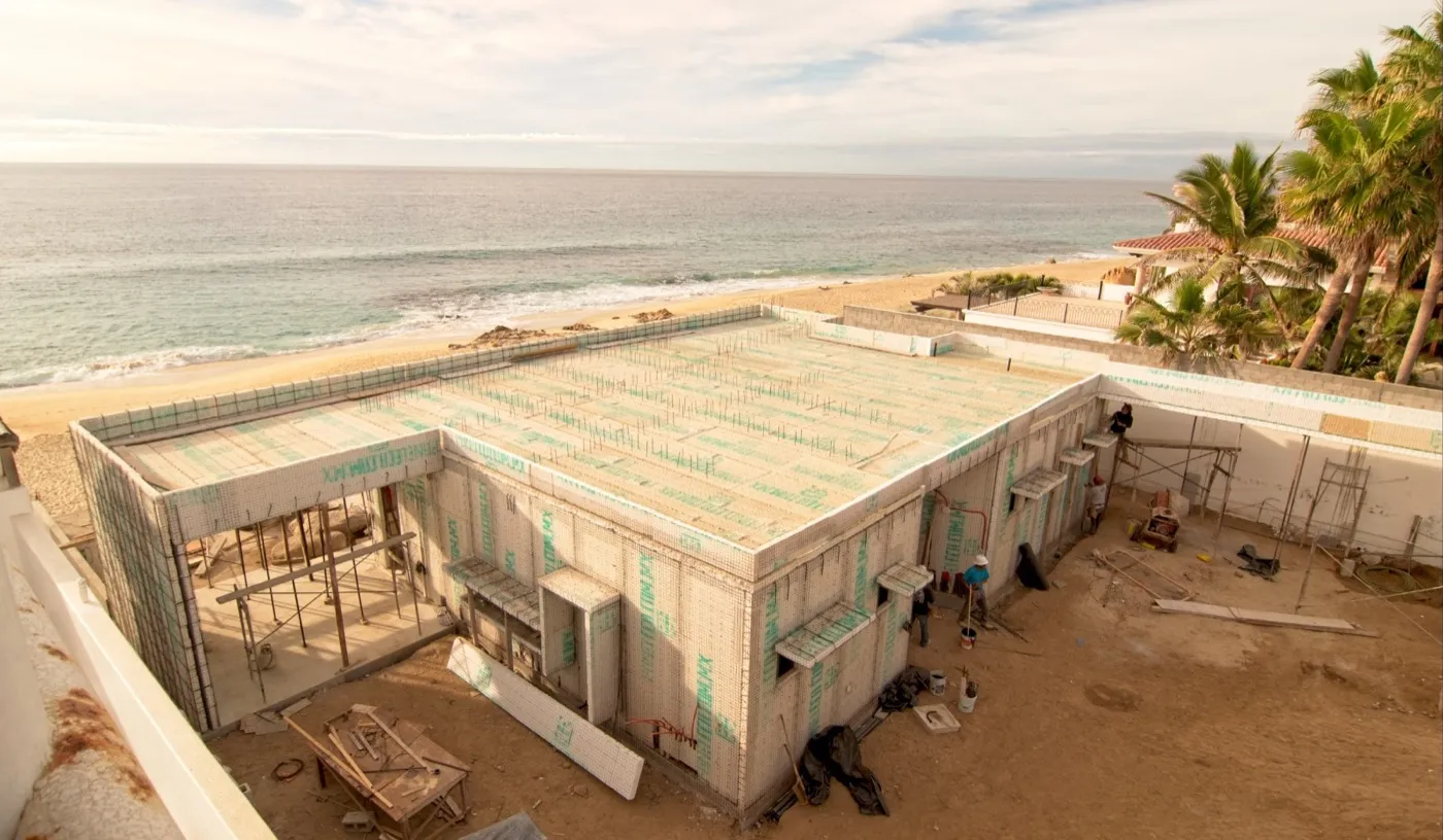 Residencia frente al mar durante la etapa de construcción