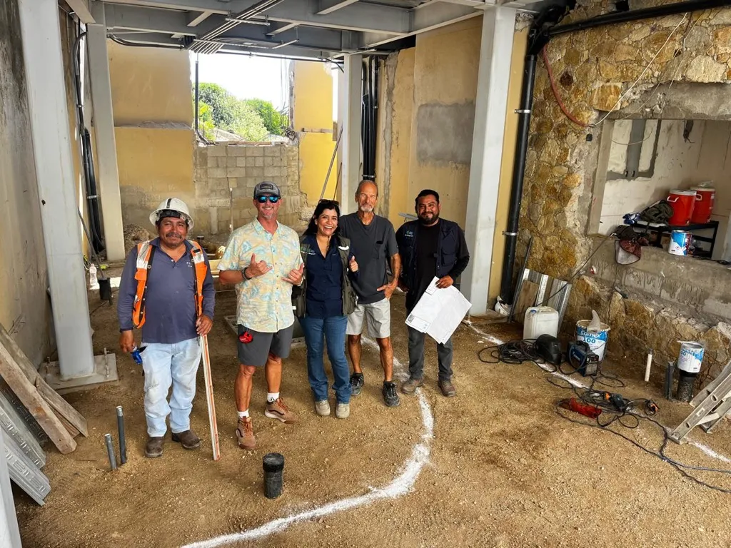 Equipo y propietarios durante una visita de obra