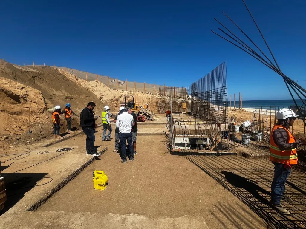 Inspección de acero de refuerzo en una obra frente al mar