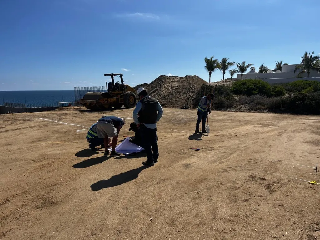 Equipo trazando el proyecto sobre el terreno
